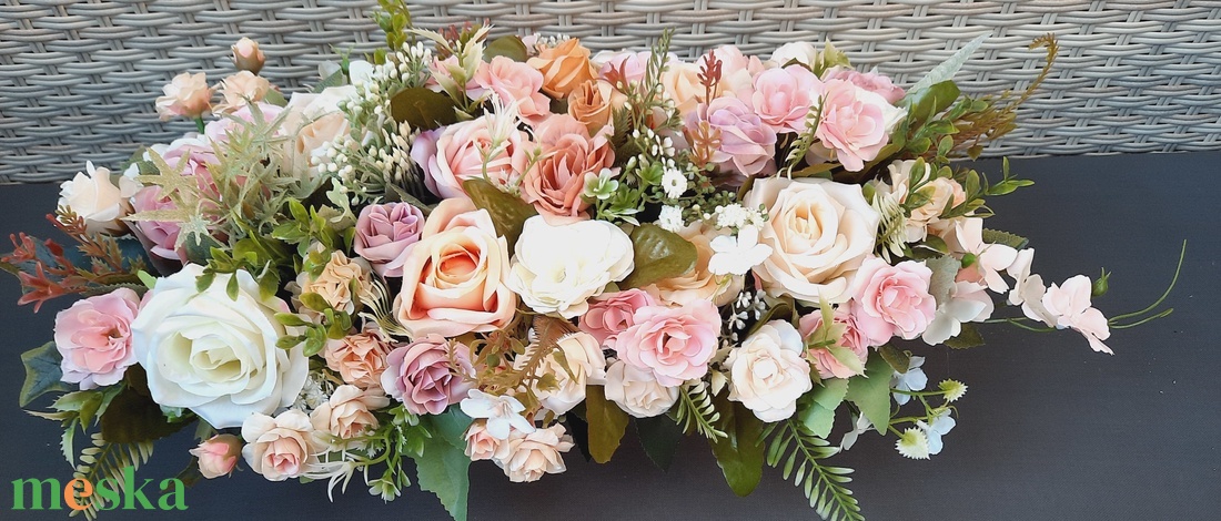 Esküvői főasztaldísz örökvirágokkal púder,pasztell színekkel - esküvő - dekoráció - asztaldísz - Meska.hu