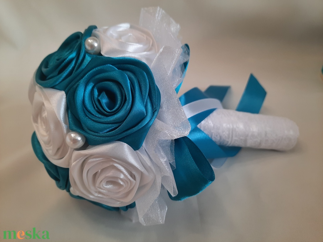 Kék /türkiz/-fehér menyasszonyi csokor - esküvő - kiegészítők - harisnyatartó & valami kék - Meska.hu