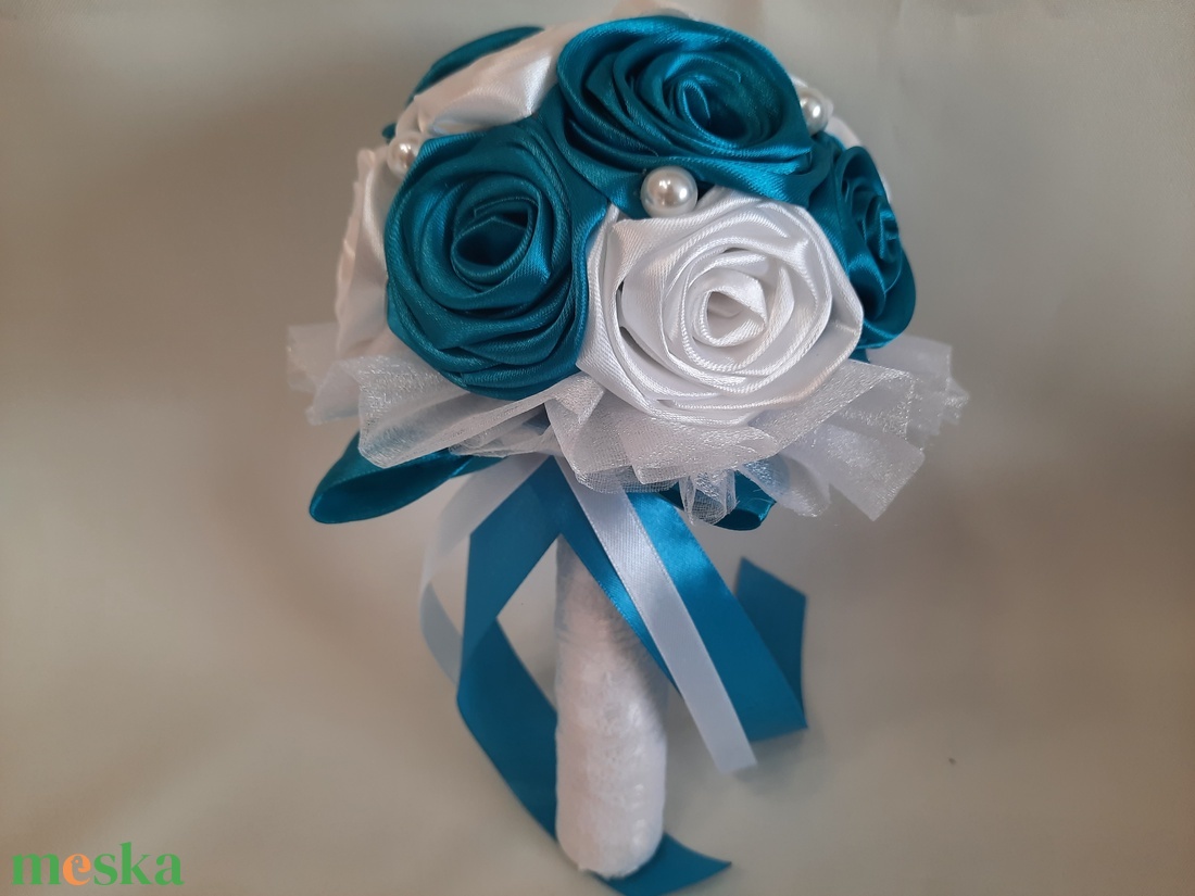 Kék /türkiz/-fehér menyasszonyi csokor - esküvő - kiegészítők - harisnyatartó & valami kék - Meska.hu