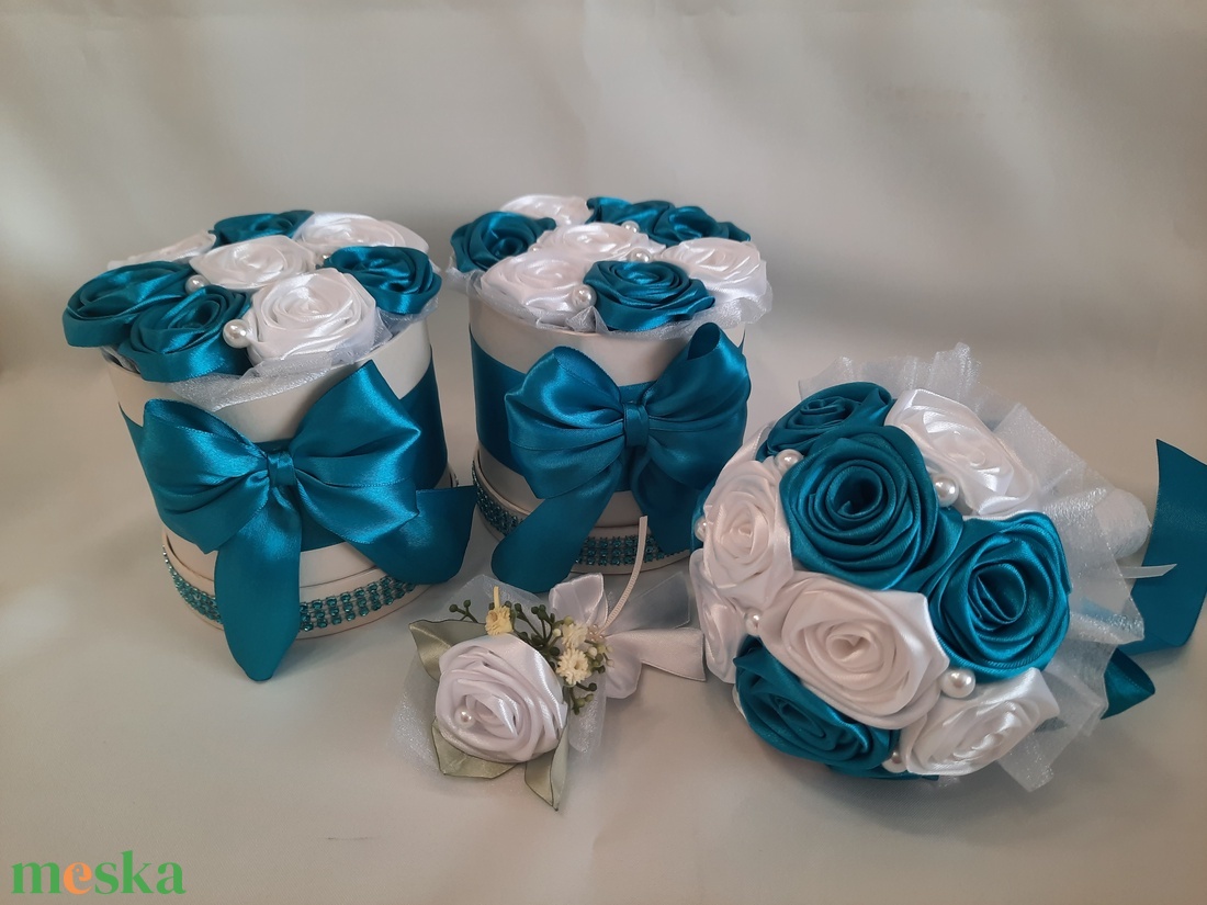 Kék /türkiz/-fehér menyasszonyi csokor - esküvő - kiegészítők - harisnyatartó & valami kék - Meska.hu