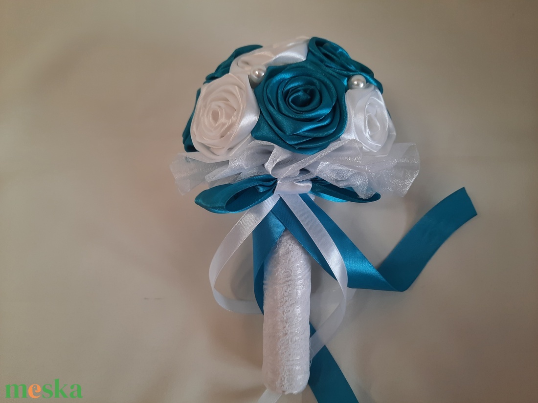 Kék /türkiz/-fehér menyasszonyi csokor - esküvő - kiegészítők - harisnyatartó & valami kék - Meska.hu