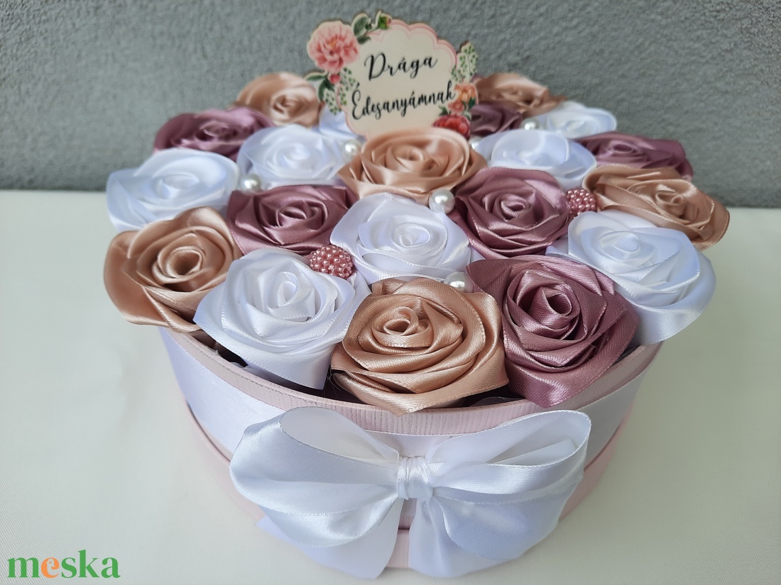 Anyák napi virágdoboz ,mályva,fehér,beige színű 21cm átmérőjű  - esküvő - emlék & ajándék - szülőköszöntő ajándék - Meska.hu