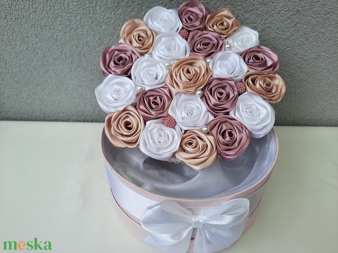 Anyák napi virágdoboz ,mályva,fehér,beige színű 21cm átmérőjű  - esküvő - emlék & ajándék - szülőköszöntő ajándék - Meska.hu