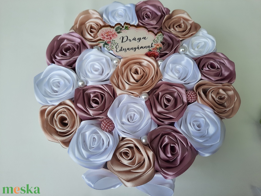 Anyák napi virágdoboz ,mályva,fehér,beige színű 21cm átmérőjű  - esküvő - emlék & ajándék - szülőköszöntő ajándék - Meska.hu