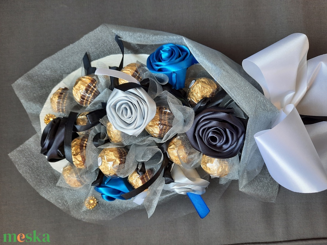 Ballagásra Rocher csokor,kézi készítésű szaténrózsákkal elegáns ,egyedi,különleges - otthon & életmód - dekoráció - Meska.hu