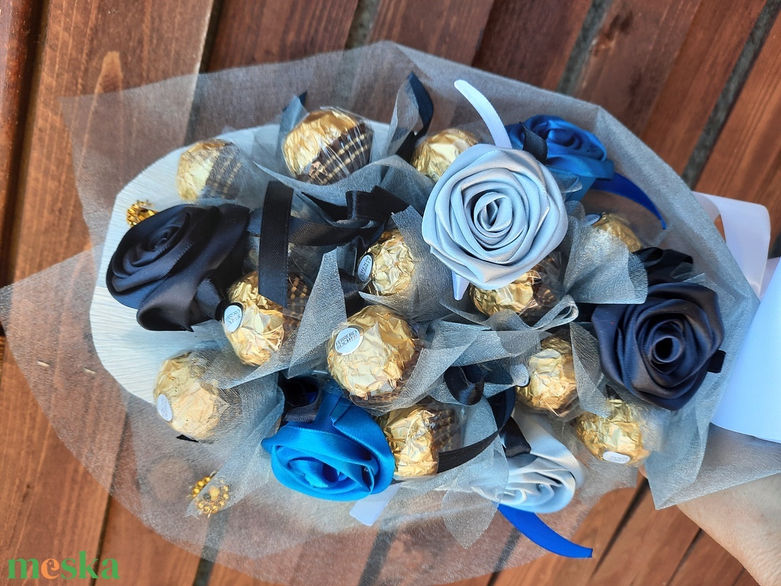 Ballagásra Rocher csokor,kézi készítésű szaténrózsákkal elegáns ,egyedi,különleges - otthon & életmód - dekoráció - Meska.hu