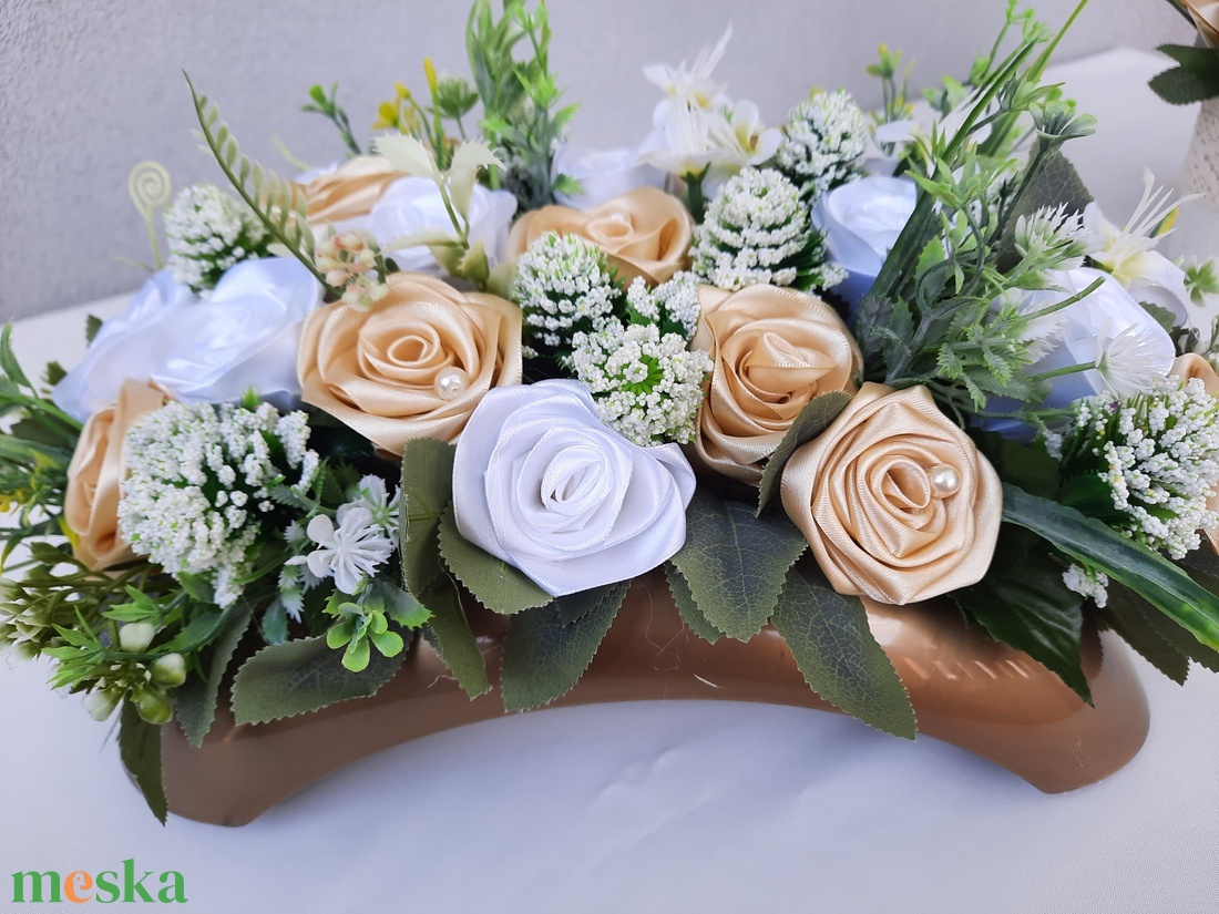 Esküvői asztaldísz arany,fehér színű rózsából  - esküvő - dekoráció - asztaldísz - Meska.hu