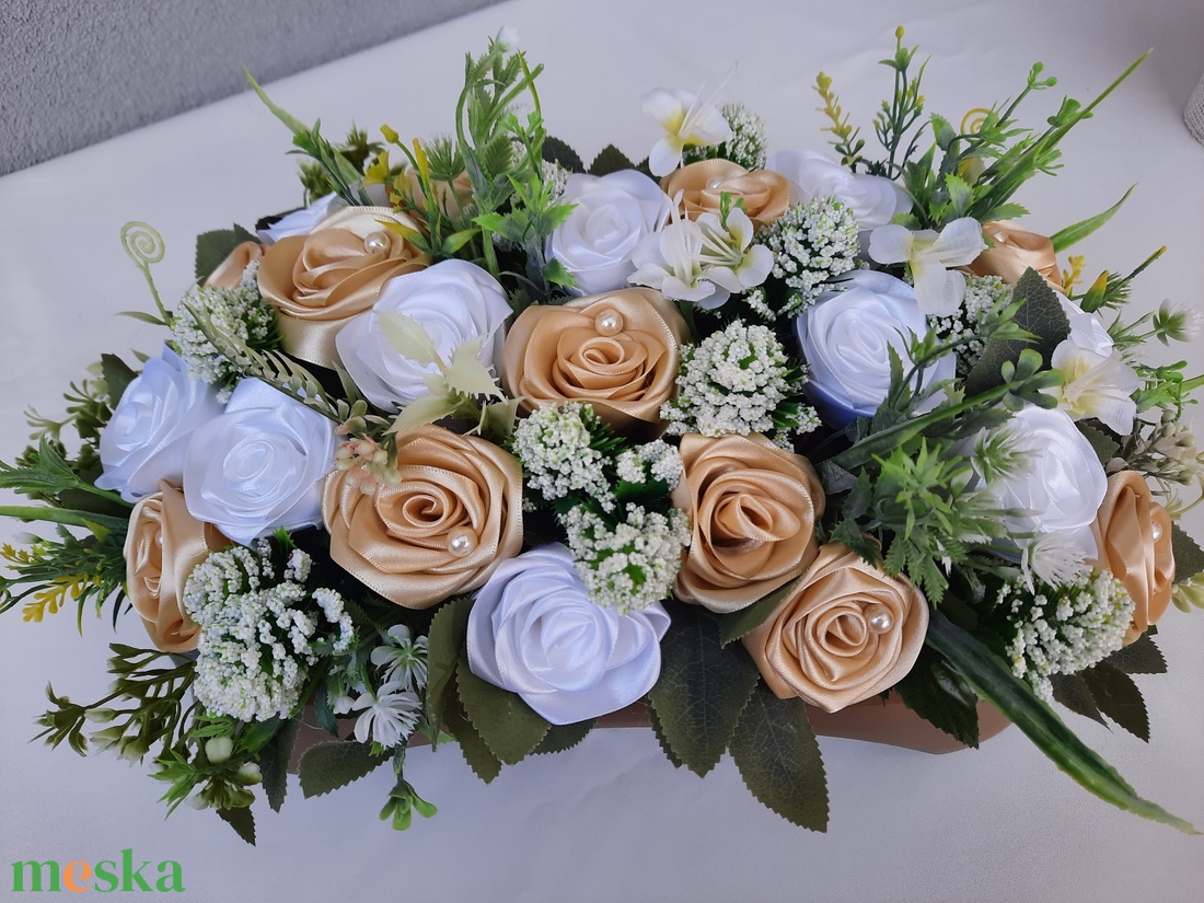 Arany-fehér esküvői asztaldísz - esküvő - dekoráció - asztaldísz - Meska.hu