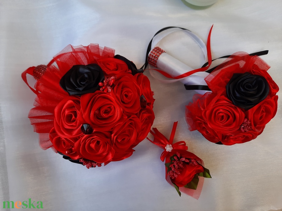 Esküvői szett :piros-fekete örökcsokor ,dobócsokor, kitűző  - esküvő - menyasszonyi- és dobócsokor - Meska.hu