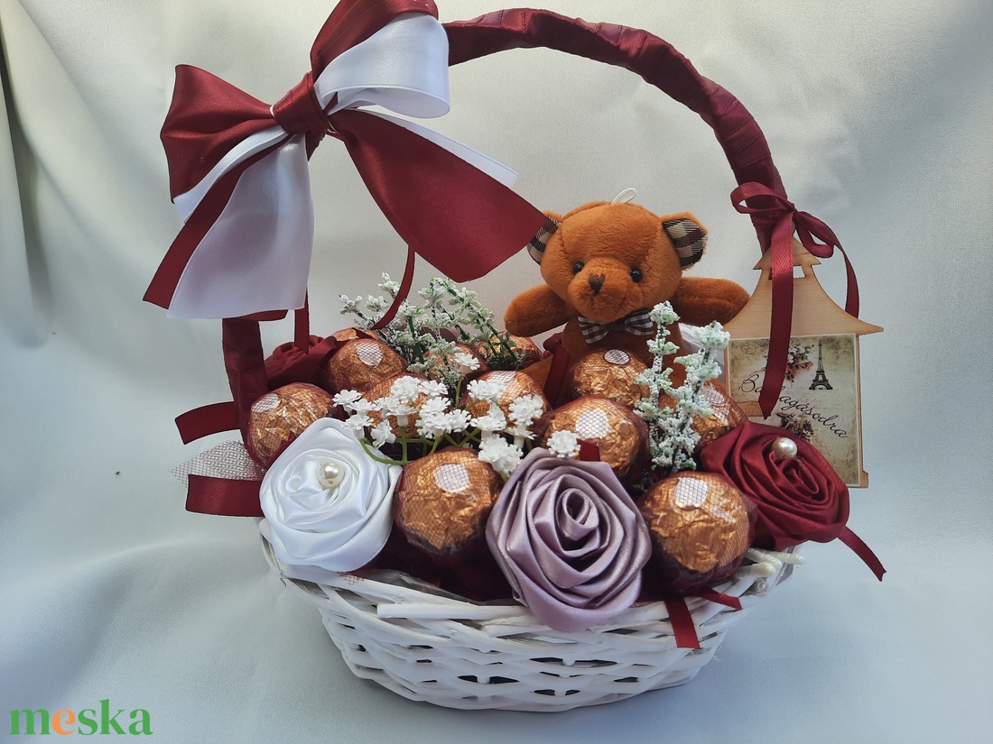 Rocher kosár kézi készítésű szaténrózsákkal.Egyedi,különleges - otthon & életmód - dekoráció - virágdísz és tartó - csokor & virágdísz - Meska.hu Rocher kosár kézi készítésű szaténrózsákkal.Egyedi,különleges - otthon & életmód - dekoráció - virágdísz és tartó - csokor & virágdísz - Meska.hu