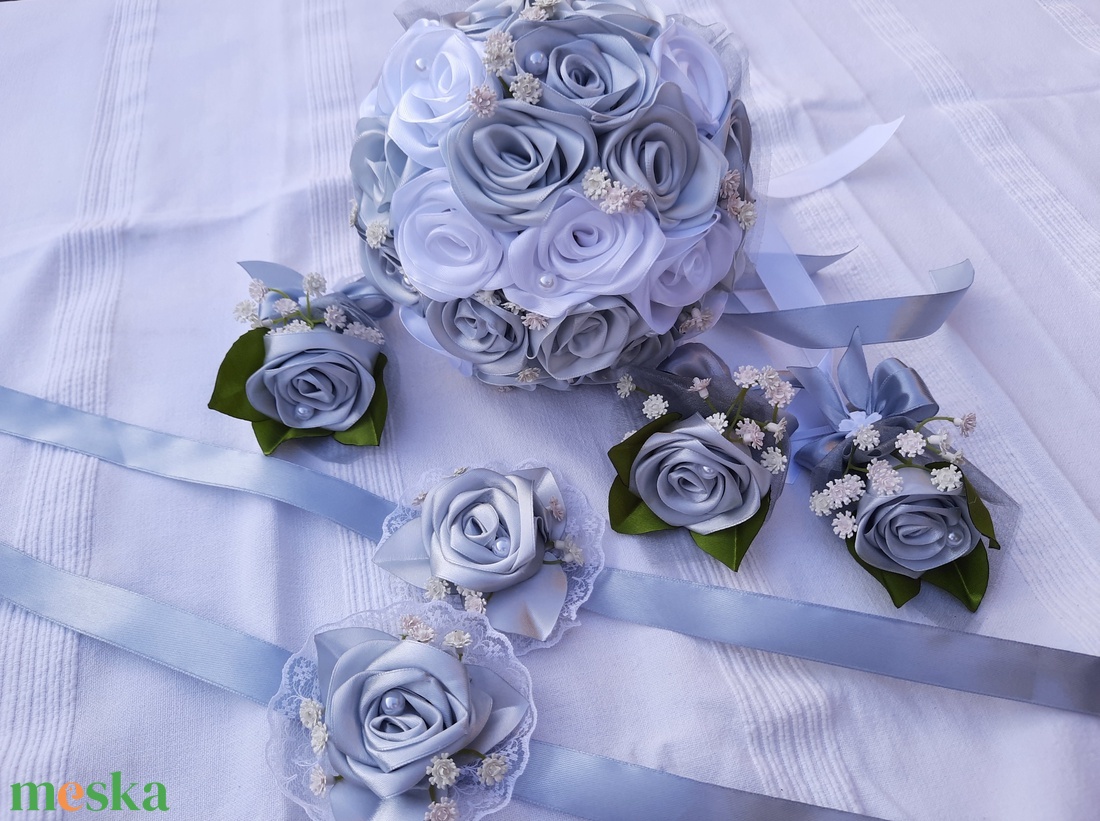 Esküvői szett:Menyasszonyi örökcsokor ezüst szürke,fehér színű,3db kitűző, 2db csuklódísz - esküvő - menyasszonyi- és dobócsokor - Meska.hu