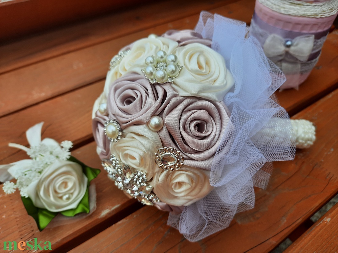 Exkluziv rose gold-krém színű örökcsokor kristálystrasszokkal és egy db kitűzővel  - esküvő - menyasszonyi- és dobócsokor - Meska.hu