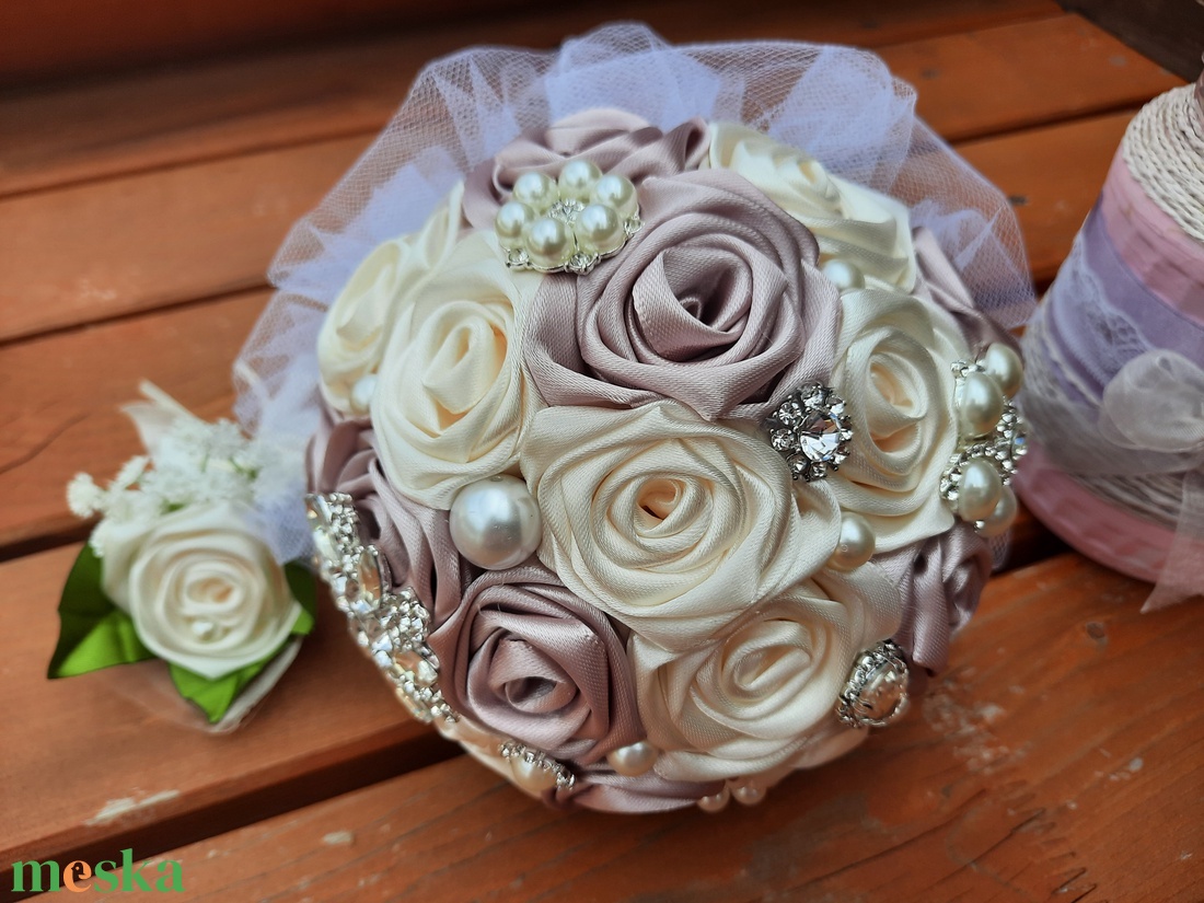 Exkluziv rose gold-krém színű örökcsokor kristálystrasszokkal és egy db kitűzővel  - esküvő - menyasszonyi- és dobócsokor - Meska.hu