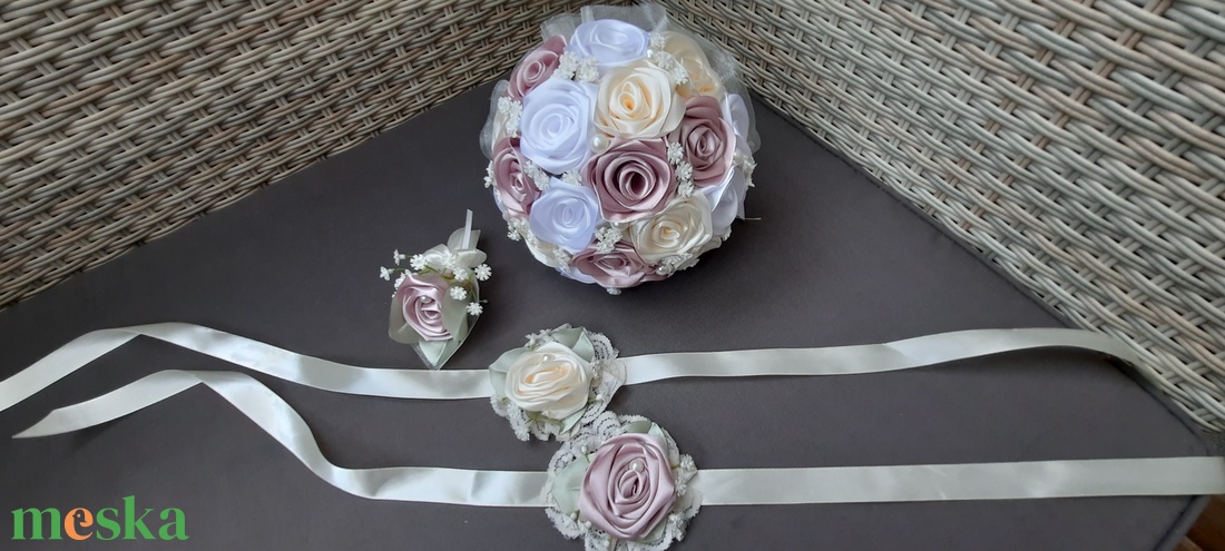 Esküvői szett:Mályva,ekrü,fehér színű örökcsokor,1db kitűző,2db csuklódísz  - esküvő - menyasszonyi- és dobócsokor - Meska.hu