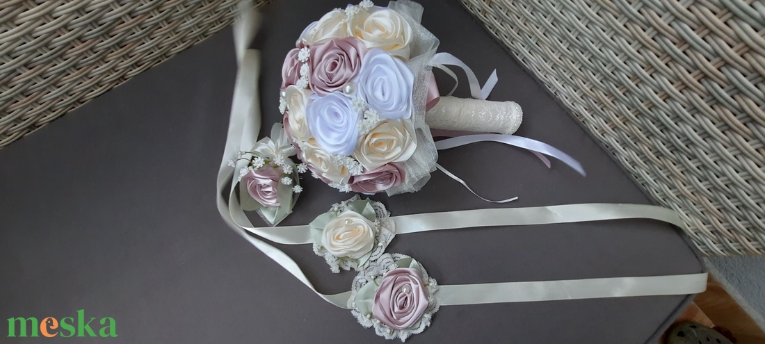 Esküvői szett:Mályva,ekrü,fehér színű örökcsokor,1db kitűző,2db csuklódísz  - esküvő - menyasszonyi- és dobócsokor - Meska.hu