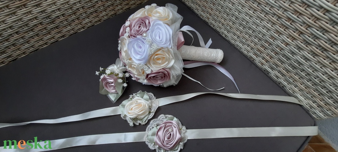 Esküvői szett:Mályva,ekrü,fehér színű örökcsokor,1db kitűző,2db csuklódísz  - esküvő - menyasszonyi- és dobócsokor - Meska.hu