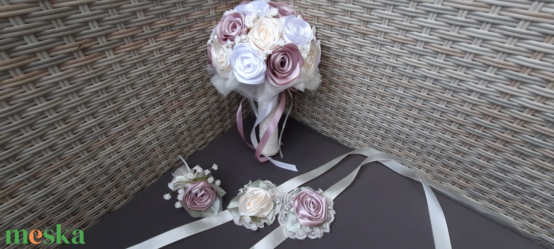 Esküvői szett:Mályva,ekrü,fehér színű örökcsokor,1db kitűző,2db csuklódísz  - esküvő - menyasszonyi- és dobócsokor - Meska.hu