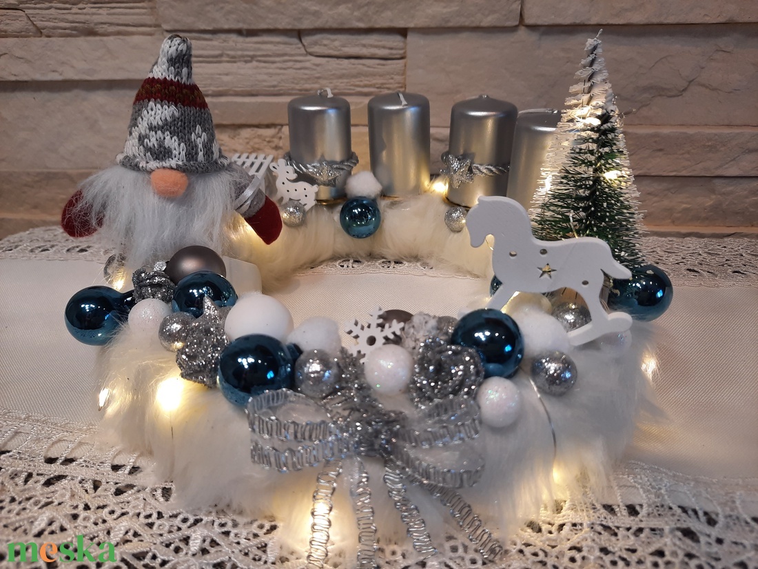 Adventi koszorú,fehér szőrmés ezüst és kék gömbökkel,világító ledsorral.  - karácsony - adventi díszek - adventi koszorú - Meska.hu Adventi koszorú,fehér szőrmés ezüst és kék gömbökkel,világító ledsorral.  - karácsony - adventi díszek - adventi koszorú - Meska.hu