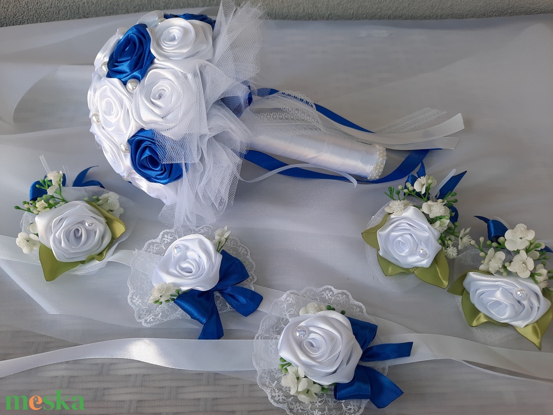 Esküvői szett:Menyasszonyi csokor királykék-fehér színű,3db kitűző, 2db csuklódísz - esküvő - menyasszonyi- és dobócsokor - Meska.hu