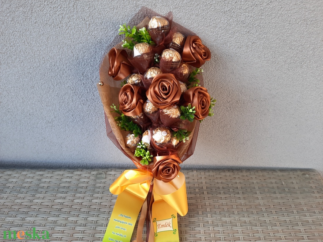 Csokicsokor,kézi készítésű szaténrózsákkal elegáns ,egyedi,különleges - élelmiszer - édesség - Meska.hu Csokicsokor,kézi készítésű szaténrózsákkal elegáns ,egyedi,különleges - élelmiszer - édesség - Meska.hu