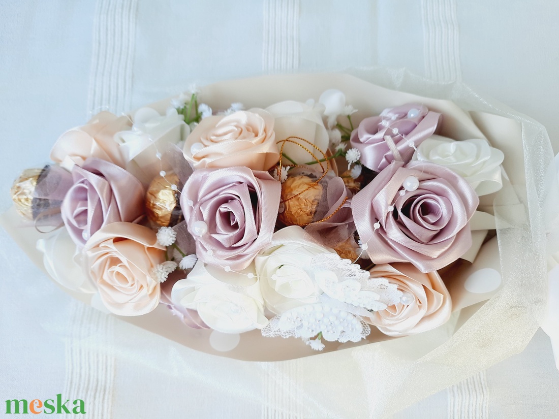 Ballagási csokor Ferrero Rocherval, kézi készítésű szaténrózsákkal elegáns ,egyedi,különleges - otthon & életmód - dekoráció - Meska.hu