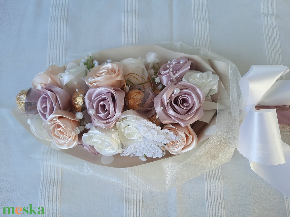 Ballagási csokor Ferrero Rocherval, kézi készítésű szaténrózsákkal elegáns ,egyedi,különleges - otthon & életmód - dekoráció - Meska.hu