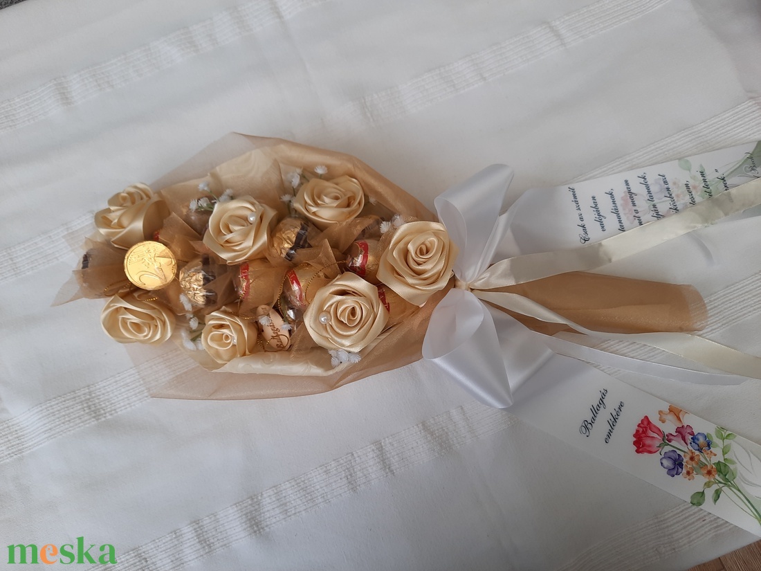 Rocher,Mozart golyó csokor,kézi készítésű szaténrózsákkal elegáns ,egyedi,különleges - otthon & életmód - dekoráció - virágdísz és tartó - csokor & virágdísz - Meska.hu