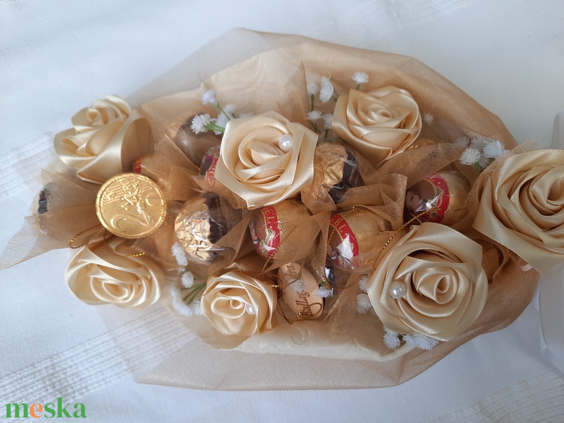 Rocher,Mozart golyó csokor,kézi készítésű szaténrózsákkal elegáns ,egyedi,különleges - otthon & életmód - dekoráció - virágdísz és tartó - csokor & virágdísz - Meska.hu