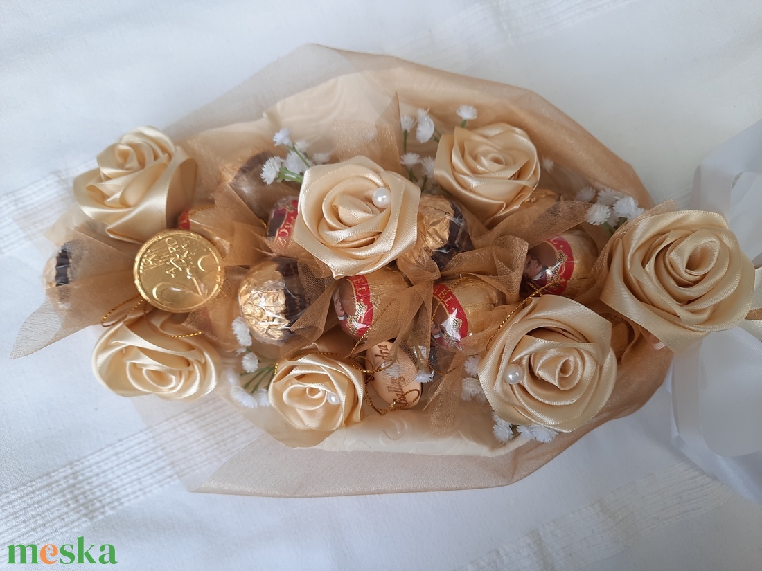 Rocher,Mozart golyó csokor,kézi készítésű szaténrózsákkal elegáns ,egyedi,különleges - otthon & életmód - dekoráció - virágdísz és tartó - csokor & virágdísz - Meska.hu