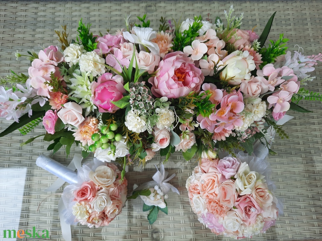 Esküvői örökcsokor szett:Menyasszonyi csokor,dobócsokor, asztaldísz, kitűző  - esküvő - menyasszonyi- és dobócsokor - Meska.hu