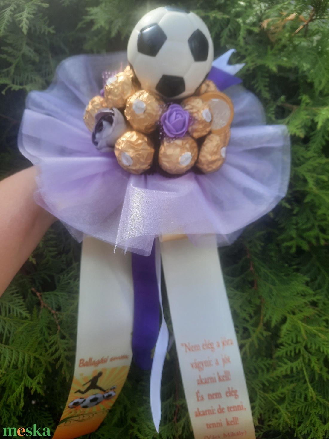 Ferrero Rocher csokicsokor fiúnak focilabdával,lila színű - otthon & életmód - dekoráció - virágdísz és tartó - csokor & virágdísz - Meska.hu Ferrero Rocher csokicsokor fiúnak focilabdával,lila színű - otthon & életmód - dekoráció - virágdísz és tartó - csokor & virágdísz - Meska.hu