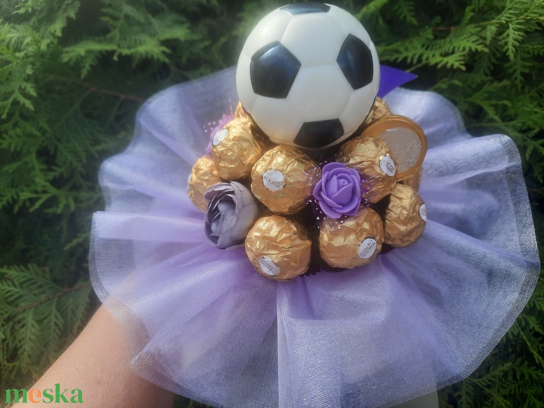 Ferrero Rocher csokicsokor fiúnak focilabdával,lila színű - otthon & életmód - dekoráció - virágdísz és tartó - csokor & virágdísz - Meska.hu Ferrero Rocher csokicsokor fiúnak focilabdával,lila színű - otthon & életmód - dekoráció - virágdísz és tartó - csokor & virágdísz - Meska.hu
