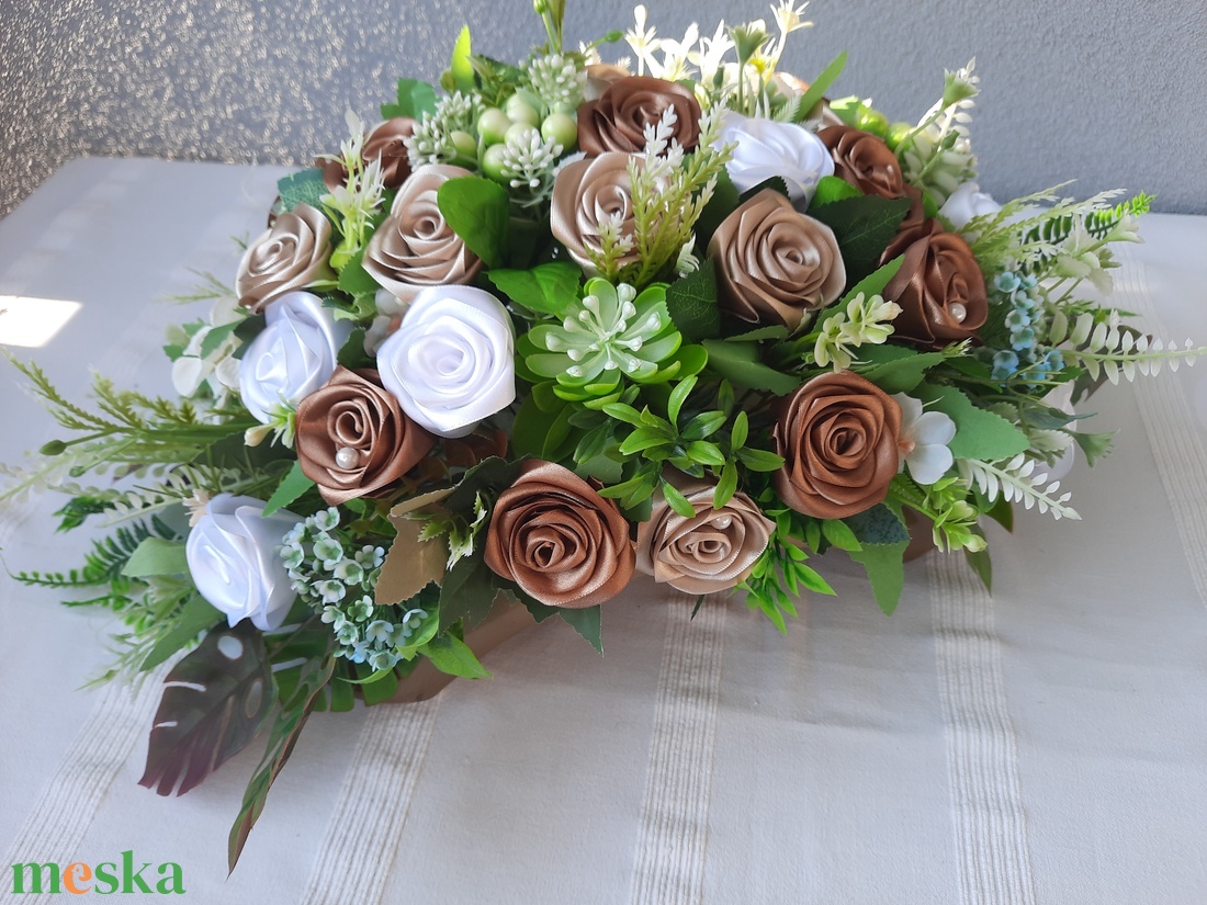 Esküvői asztaldísz barna,drapp,fehér színű rózsákból  - esküvő - dekoráció - asztaldísz - Meska.hu