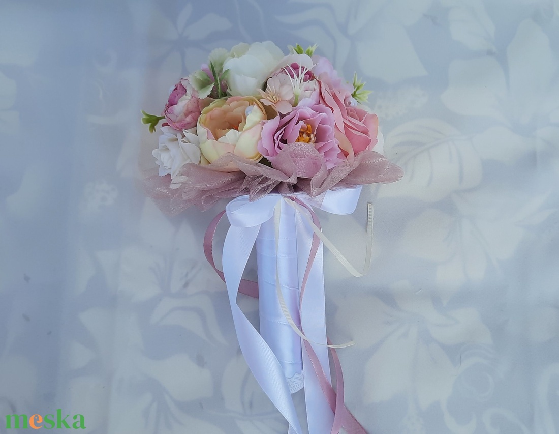 Dobócsokor ill.koszorúslánycsokor rózsaszín, fehér,ekrü színű  - esküvő - menyasszonyi- és dobócsokor - Meska.hu