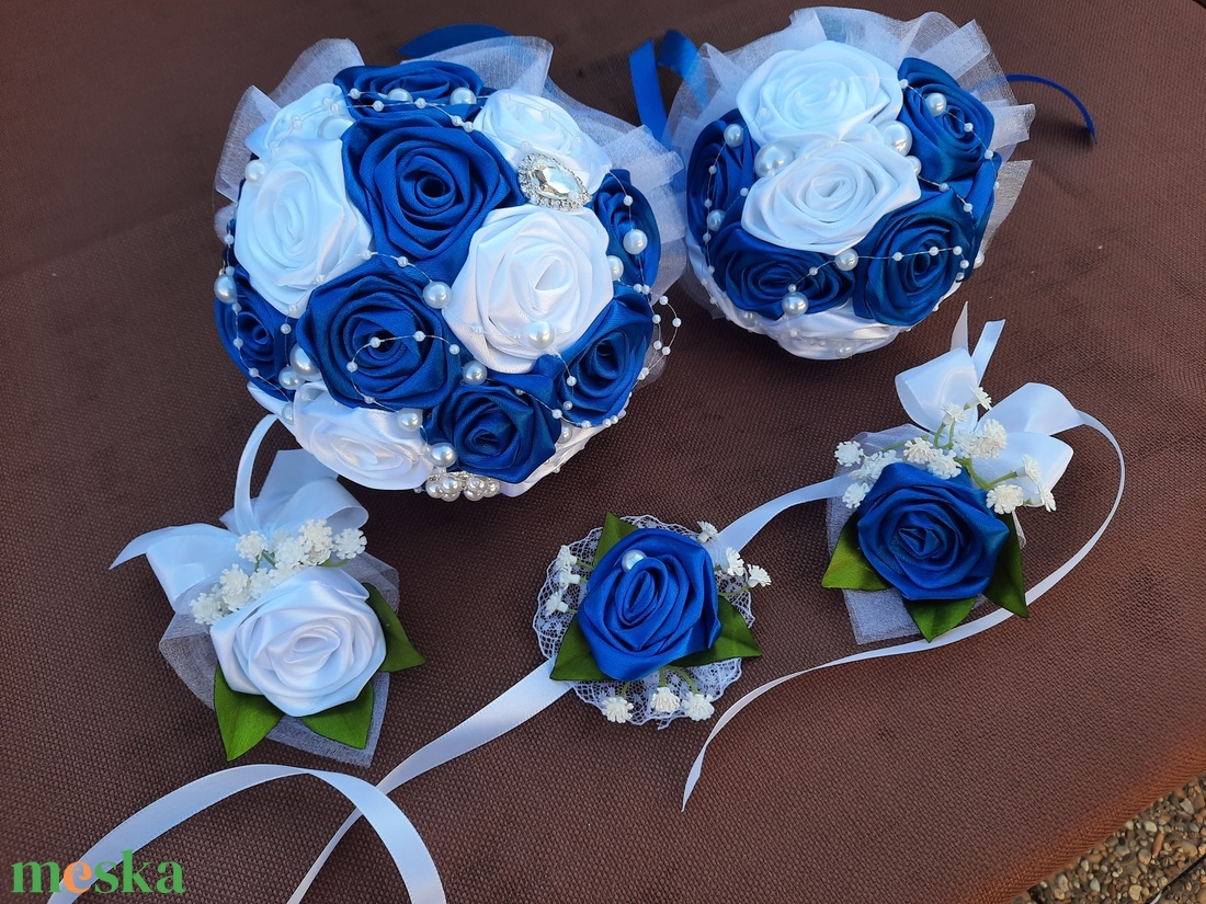 Esküvői szett:Menyasszonyi örökcsokor kék fehér színű,2db kitűző, 1db csuklódísz,1db dobócsokor  - esküvő - menyasszonyi- és dobócsokor - Meska.hu