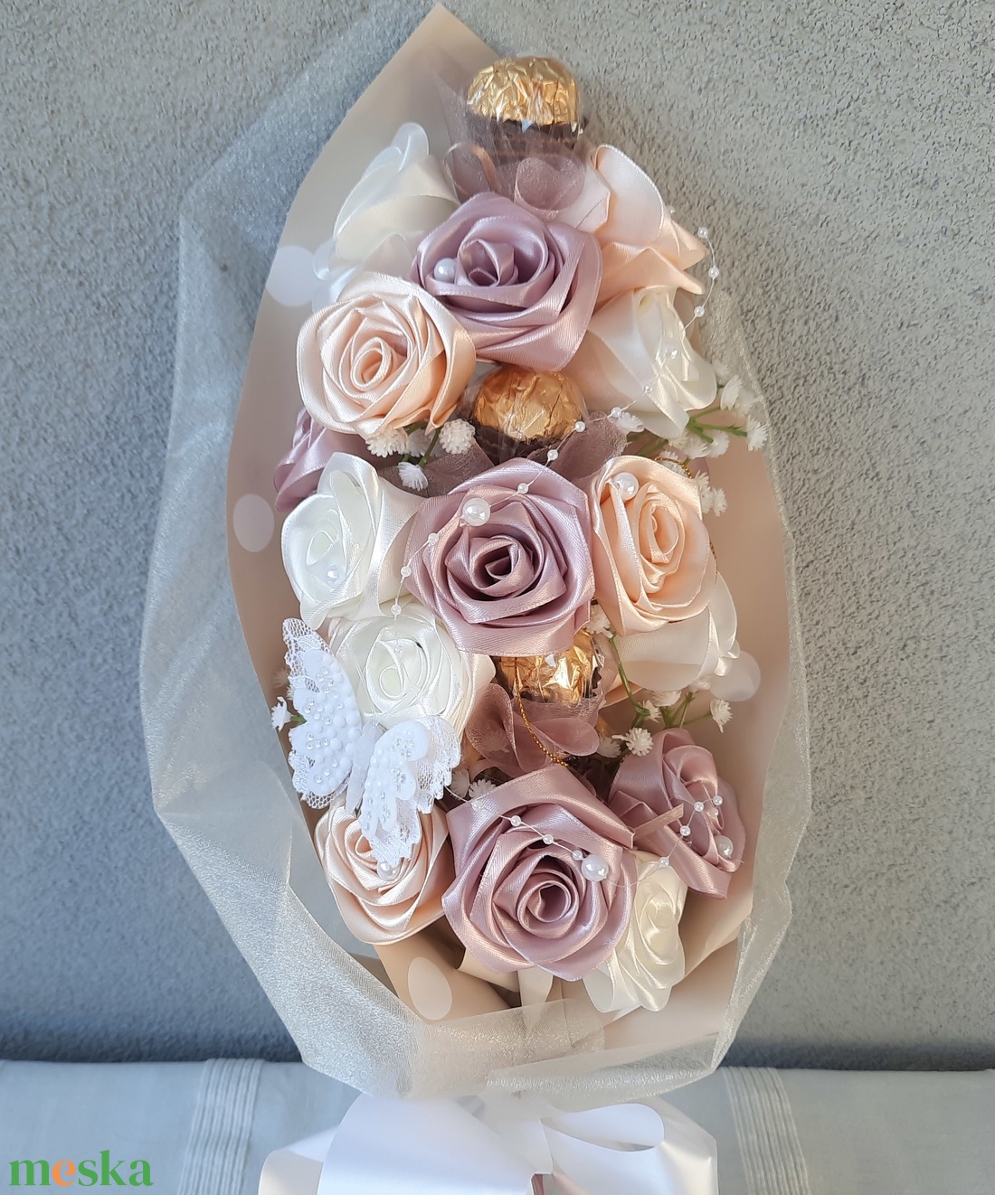 Ballagási csokor Ferrero Rocherval, kézi készítésű szaténrózsákkal elegáns ,egyedi,különleges - otthon & életmód - dekoráció - Meska.hu