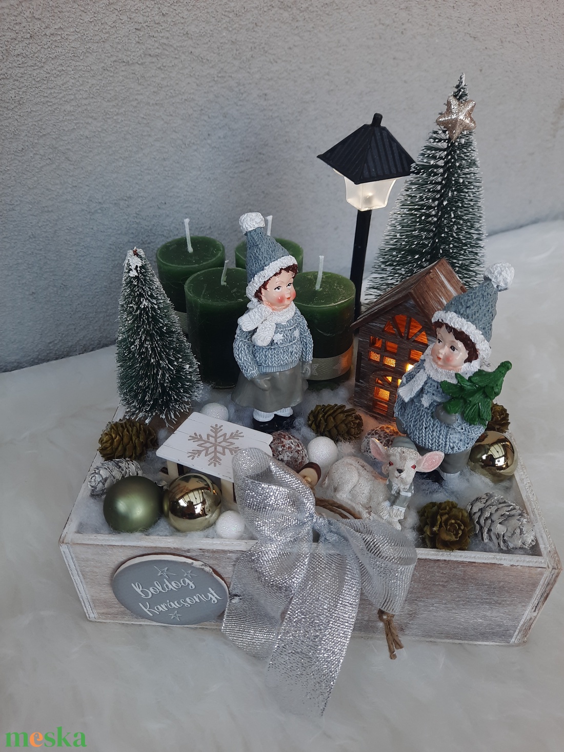 Adventi asztaldísz gyerekekkel,házikóval, világító kandelláberrel, szánkóval, őzikével.  - karácsony - adventi díszek - adventi koszorú - Meska.hu