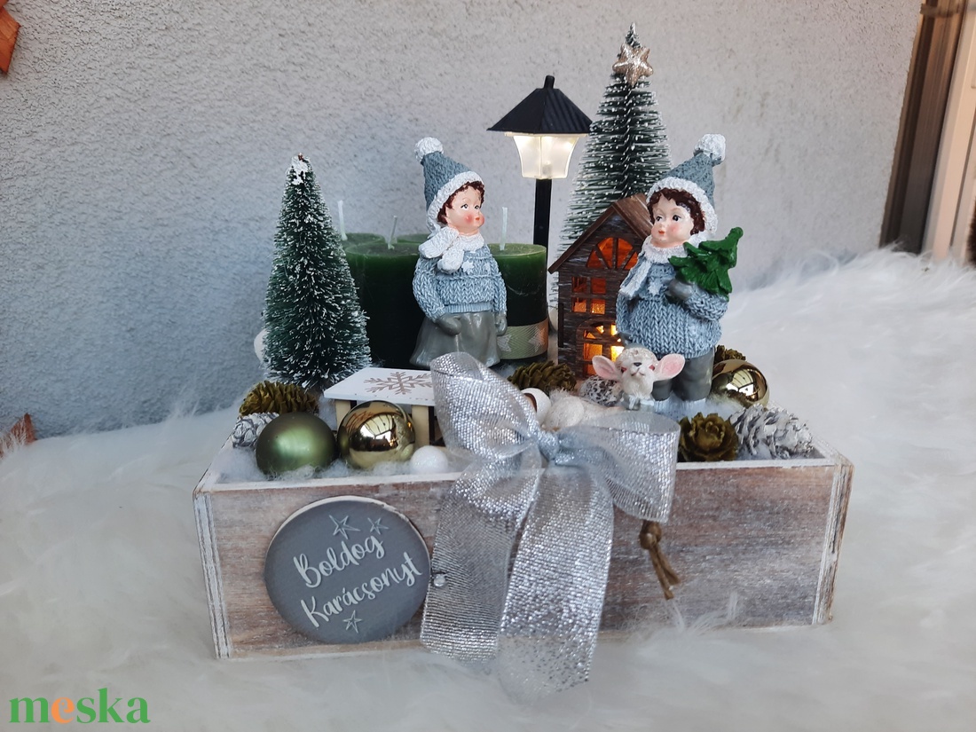 Adventi asztaldísz gyerekekkel,házikóval, világító kandelláberrel, szánkóval, őzikével.  - karácsony - adventi díszek - adventi koszorú - Meska.hu