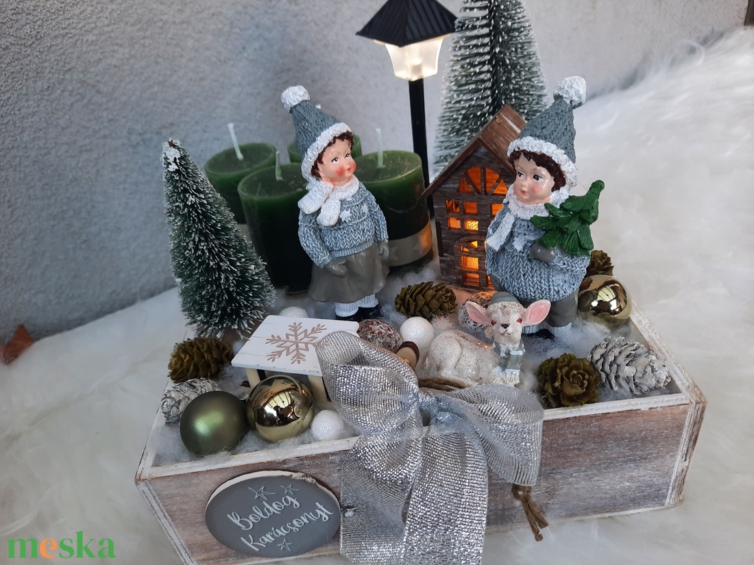 Adventi asztaldísz gyerekekkel,házikóval, világító kandelláberrel, szánkóval, őzikével.  - karácsony - adventi díszek - adventi koszorú - Meska.hu