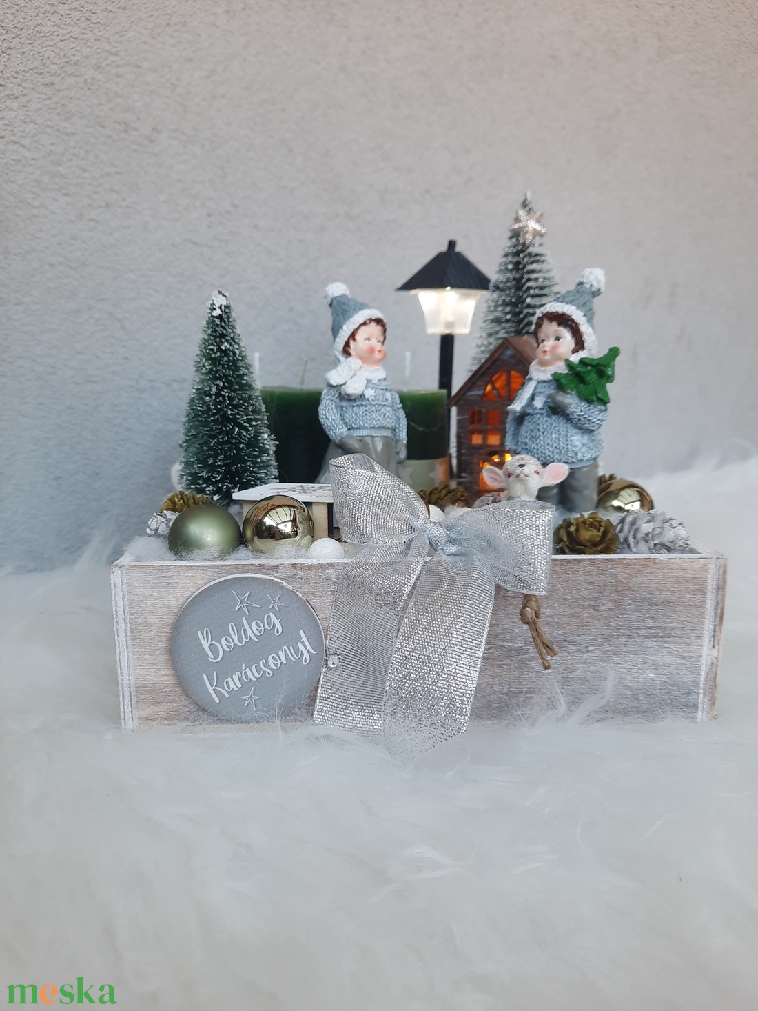 Adventi asztaldísz gyerekekkel,házikóval, világító kandelláberrel, szánkóval, őzikével.  - karácsony - adventi díszek - adventi koszorú - Meska.hu