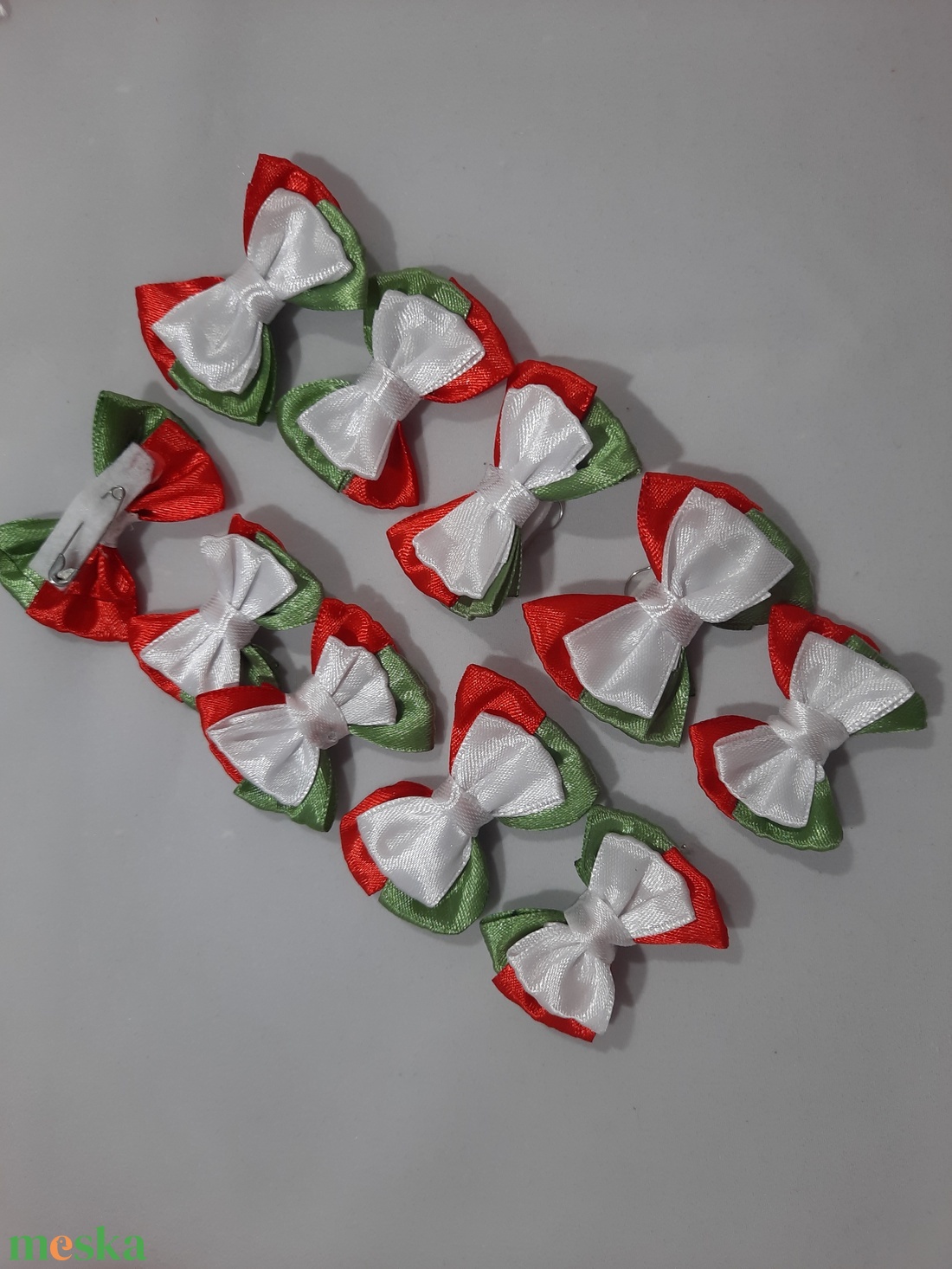 Nemzeti színű kitűző-masni formájú - ékszer - kitűző és bross - Meska.hu