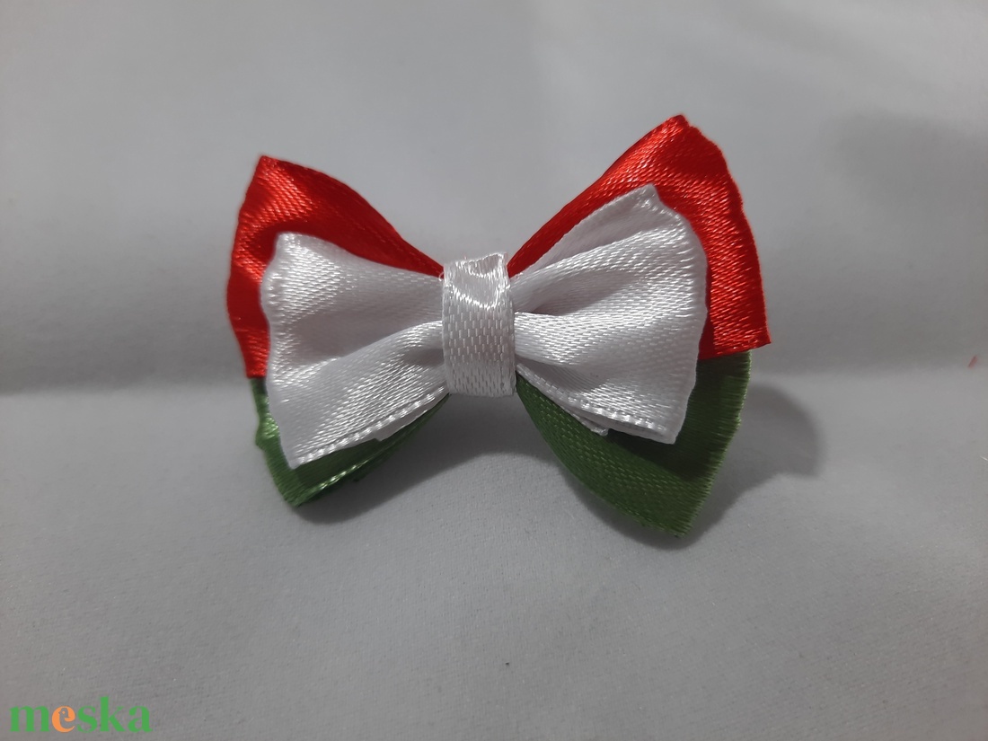 Nemzeti színű kitűző-masni formájú - ékszer - kitűző és bross - Meska.hu