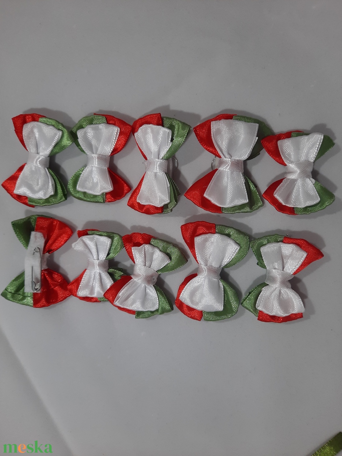 Nemzeti színű kitűző-masni formájú - ékszer - kitűző és bross - Meska.hu