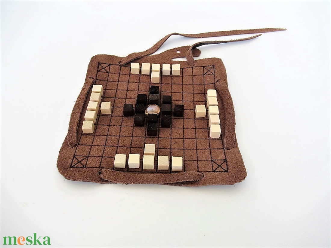 Hnefatafl - viking történelmi táblajáték társasjáték -FOGLALT - játék & sport - táblajáték és kártyajáték - társasjátékok - dobókocka - Meska.hu