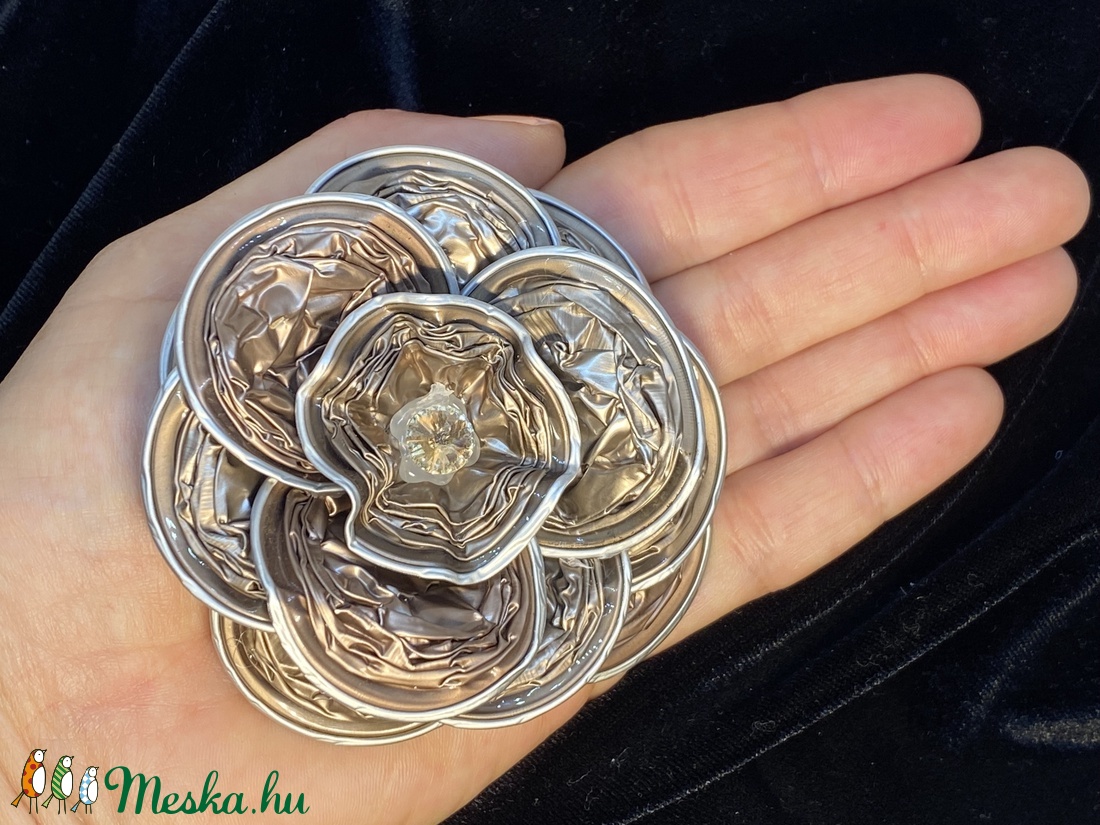 Meseszép kávékapszula virág Swarovski rivolival - ékszer - nyaklánc - medál - Meska.hu Meseszép kávékapszula virág Swarovski rivolival - ékszer - nyaklánc - medál - Meska.hu