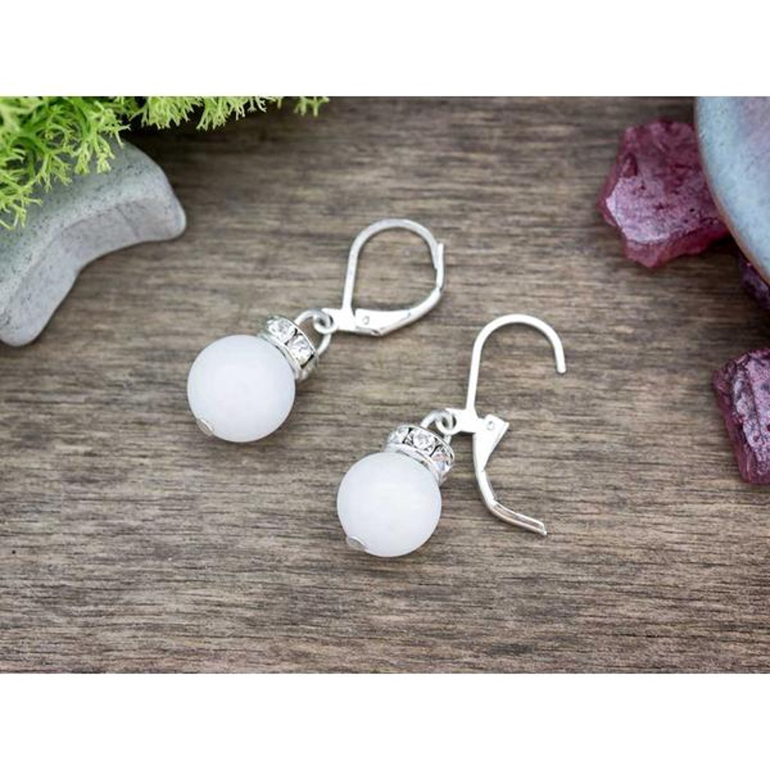 Fehér jáde lógós ásvány fülbevaló - ékszer - fülbevaló - lógó fülbevaló - Meska.hu