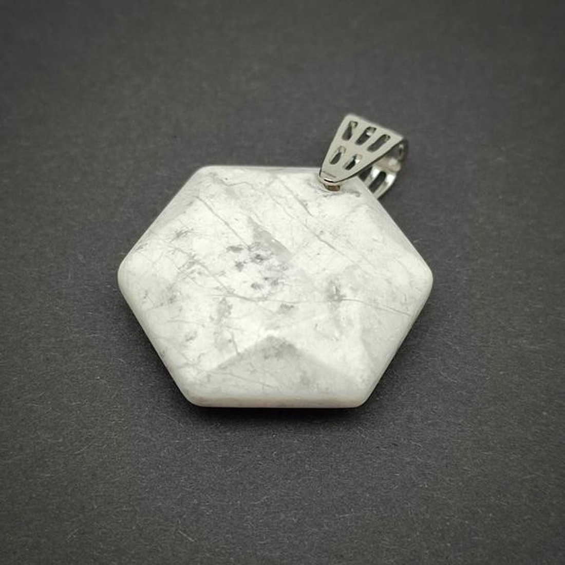 Hexagon medál Howlit 2,5cm - ékszer - nyaklánc - medál - Meska.hu