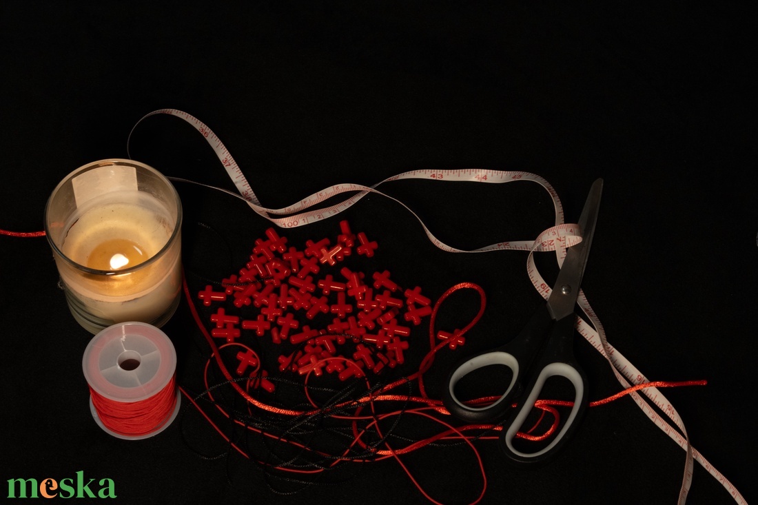 Minimalista fekete fonál karkötő piros kereszttel � Állítható csúszócsomós ékszer - ékszer - karkötő - gyöngyös karkötő - Meska.hu