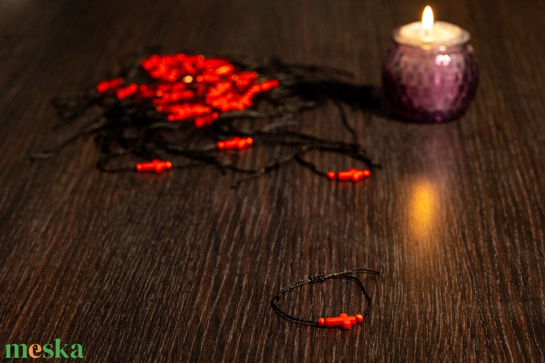 Minimalista fekete fonál karkötő piros kereszttel � Állítható csúszócsomós ékszer - ékszer - karkötő - gyöngyös karkötő - Meska.hu