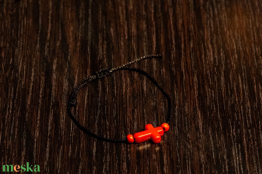 Minimalista fekete fonál karkötő piros kereszttel � Állítható csúszócsomós ékszer - ékszer - karkötő - gyöngyös karkötő - Meska.hu